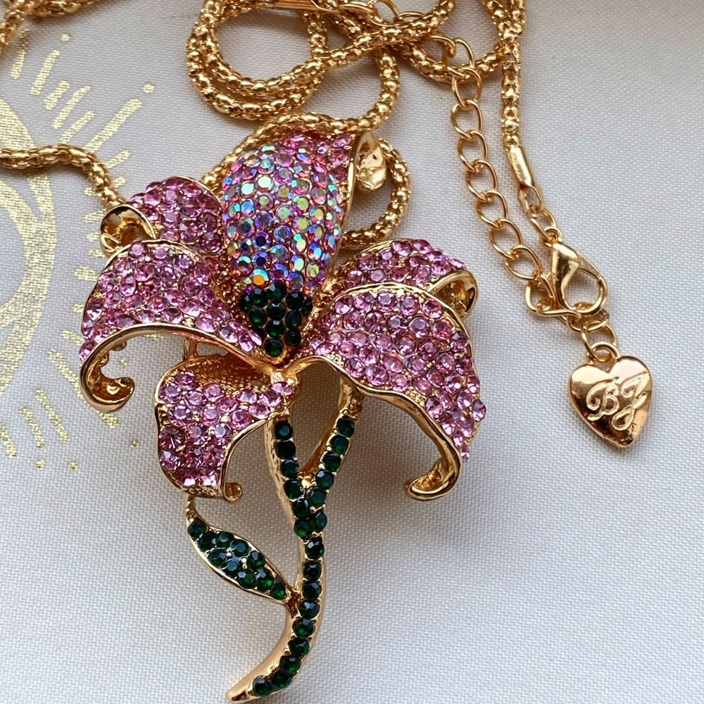 Betsey Johnson vintage flower gold tone necklace